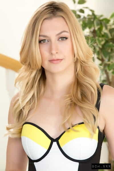 Hot blonde chick Alexa Grace..